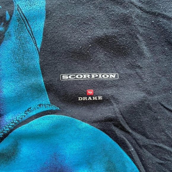 🦂𝗢𝗙𝗙𝗜𝗖𝗜𝗔𝗟 𝟮𝟬𝟭𝟴 𝗗𝗥𝗔𝗞𝗘 𝗦𝗖𝗢𝗥𝗣𝗜𝗢𝗡 / 𝗔𝗨𝗕𝗥𝗘𝗬 & 𝗧𝗛𝗘 𝗧𝗛𝗥𝗘𝗘 𝗠𝗜𝗚𝗢𝗦 𝗧𝗢𝗨𝗥 CONCERT 𝗧-𝗦𝗛𝗜𝗥𝗧🦂 - Picture 2 of 4